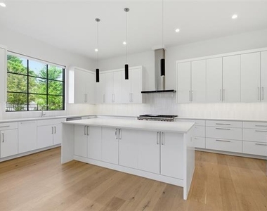 9855 Kingsway Avenue - Photo Thumbnail 14