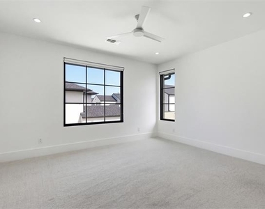 9855 Kingsway Avenue - Photo Thumbnail 26