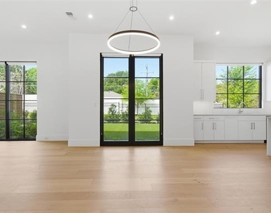 9855 Kingsway Avenue - Photo Thumbnail 13