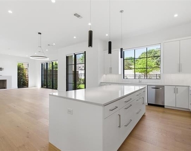 9855 Kingsway Avenue - Photo Thumbnail 17