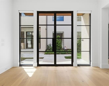 9855 Kingsway Avenue - Photo Thumbnail 2