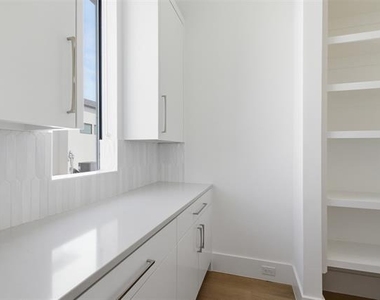 9855 Kingsway Avenue - Photo Thumbnail 18
