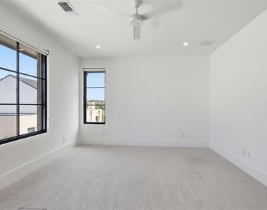 9855 Kingsway Avenue - Photo Thumbnail 28