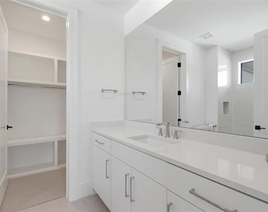 9855 Kingsway Avenue - Photo Thumbnail 32