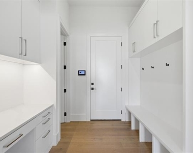 9855 Kingsway Avenue - Photo Thumbnail 20