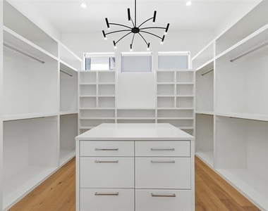 9855 Kingsway Avenue - Photo Thumbnail 9