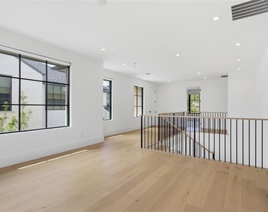 9855 Kingsway Avenue - Photo Thumbnail 24