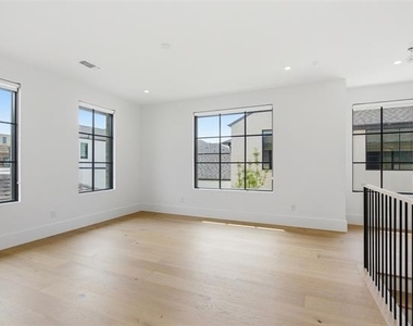 9855 Kingsway Avenue - Photo Thumbnail 25