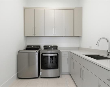 9855 Kingsway Avenue - Photo Thumbnail 10