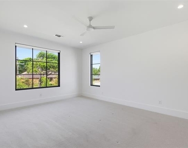 9855 Kingsway Avenue - Photo Thumbnail 31
