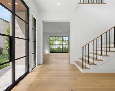 9855 Kingsway Avenue - Photo Thumbnail 3