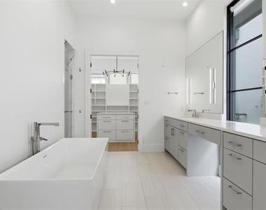 9855 Kingsway Avenue - Photo Thumbnail 6