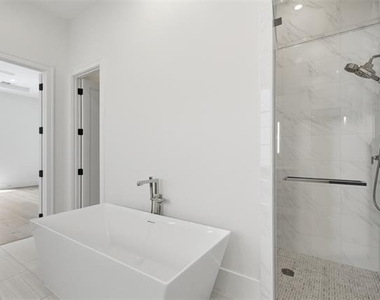 9855 Kingsway Avenue - Photo Thumbnail 8