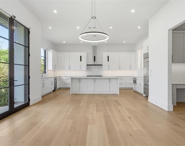 9855 Kingsway Avenue - Photo Thumbnail 12