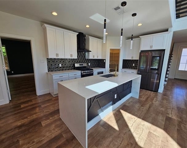 2374 Southwood Drive - Photo Thumbnail 2