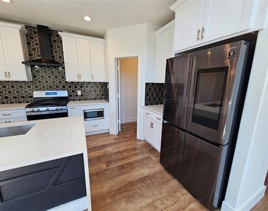 2374 Southwood Drive - Photo Thumbnail 4
