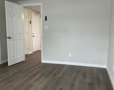 407 N Justin Avenue - Photo Thumbnail 3