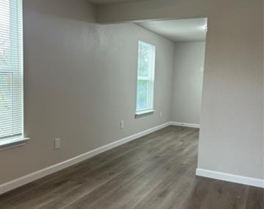 407 N Justin Avenue - Photo Thumbnail 4