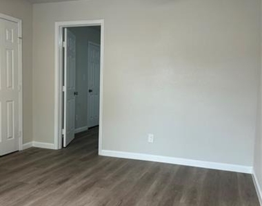 407 N Justin Avenue - Photo Thumbnail 2