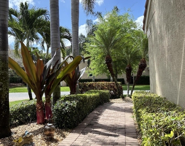 8219 Calabria Lakes Drive - Photo Thumbnail 4