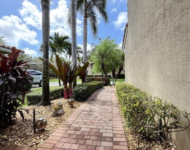 8219 Calabria Lakes Drive - Photo Thumbnail 82