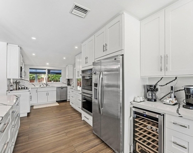 2625 Ne 27th Way - Photo Thumbnail 6
