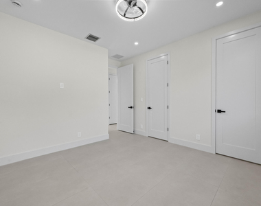 621 Nw 42nd Avenue - Photo Thumbnail 17
