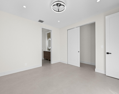 621 Nw 42nd Avenue - Photo Thumbnail 22