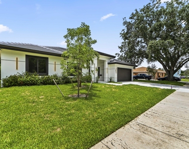 621 Nw 42nd Avenue - Photo Thumbnail 2