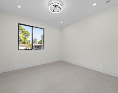 621 Nw 42nd Avenue - Photo Thumbnail 16