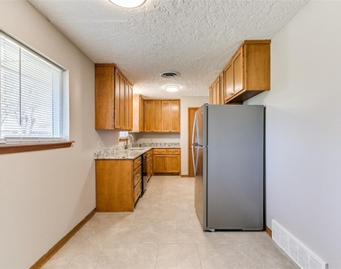 214 Thompson Drive - Photo Thumbnail 6