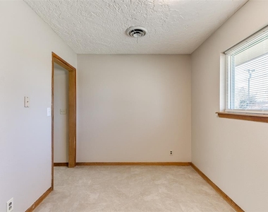 214 Thompson Drive - Photo Thumbnail 11