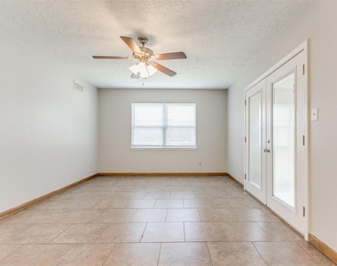 306 S Mercedes Drive - Photo Thumbnail 4
