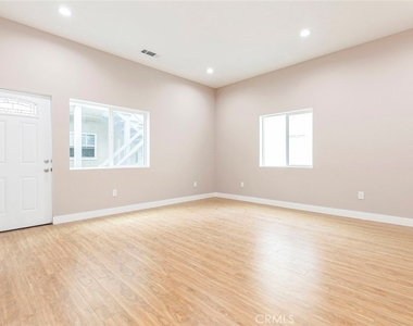 741 E Doran Street - Photo Thumbnail 3