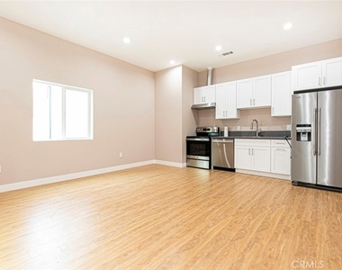 741 E Doran Street - Photo Thumbnail 2