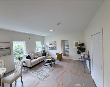 125 W Chestnut Street - Photo Thumbnail 2