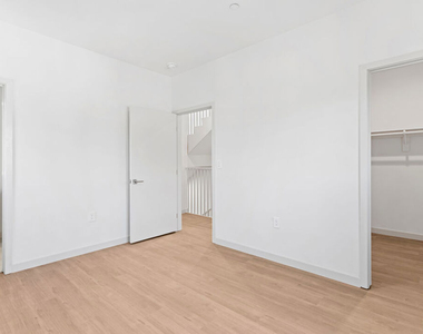 2523 S Orange Drive - Photo Thumbnail 3