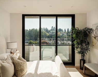 2822 1/2 Avenel Street - Photo Thumbnail 12