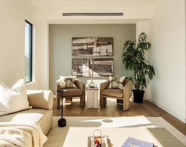 2822 1/2 Avenel Street - Photo Thumbnail 4