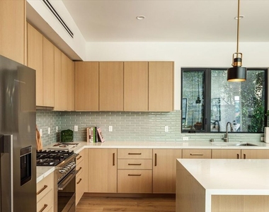 2822 1/2 Avenel Street - Photo Thumbnail 7