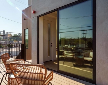 2822 1/2 Avenel Street - Photo Thumbnail 9
