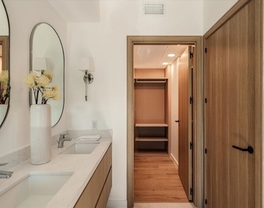 2822 1/2 Avenel Street - Photo Thumbnail 16