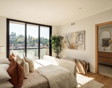 2822 1/2 Avenel Street - Photo Thumbnail 11