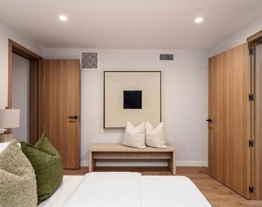 2822 1/2 Avenel Street - Photo Thumbnail 20
