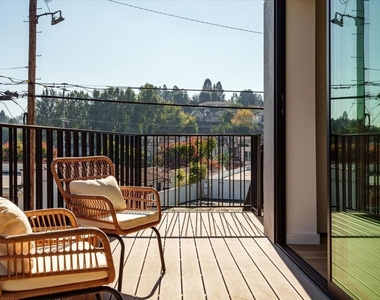 2822 1/2 Avenel Street - Photo Thumbnail 10