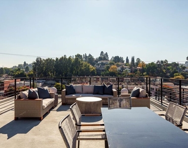 2822 1/2 Avenel Street - Photo Thumbnail 3