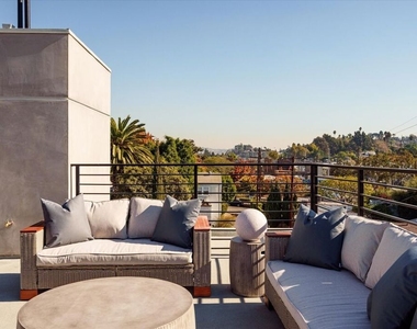 2822 1/2 Avenel Street - Photo Thumbnail 25