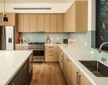 2822 1/2 Avenel Street - Photo Thumbnail 6