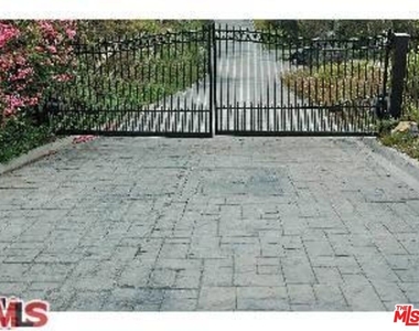 14445 Mulholland Drive - Photo Thumbnail 16