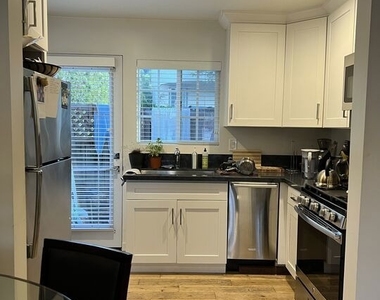 252 Hampton Drive - Photo Thumbnail 6